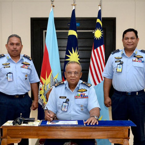 KAPTEN MOHAMAD NIZAM BIN MOHAMAD ASLAM KHAN TUDM DINOBATKAN PENUNTUT TERBAIK SQUADRON OFFICER COURSE SIRI 99/23