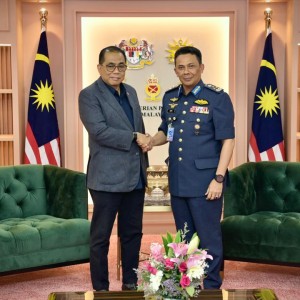 KUNJUNGAN HORMAT TIMBALAN PANGLIMA TENTERA UDARA KE ATAS MENTERI PERTAHANAN
