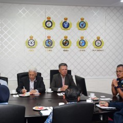 KUNJUNGAN HORMAT CHIEF OPERATIONS OFFICER, MALAYSIA AIRPORTS SDN BHD KE KOMANDER PANGKALAN